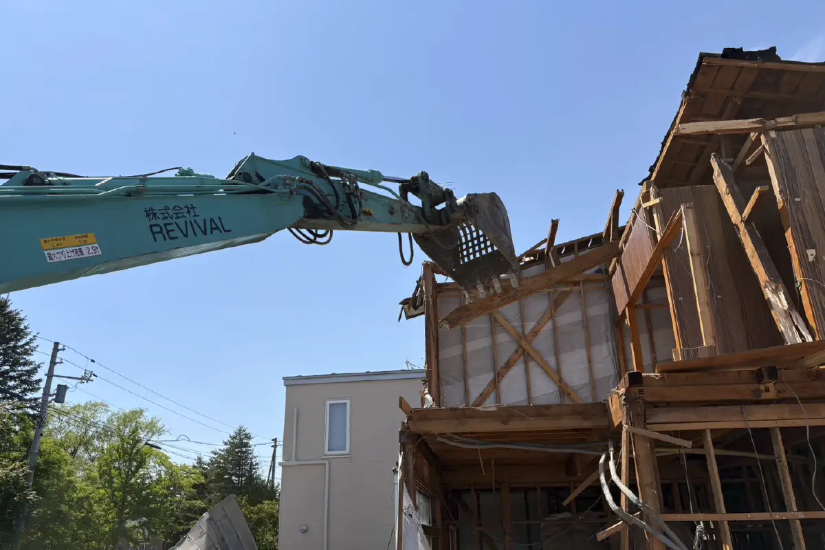 解体中の木造の建物