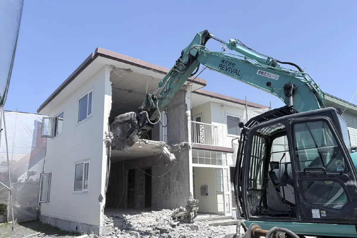 解体中のコンクリート造りの建物