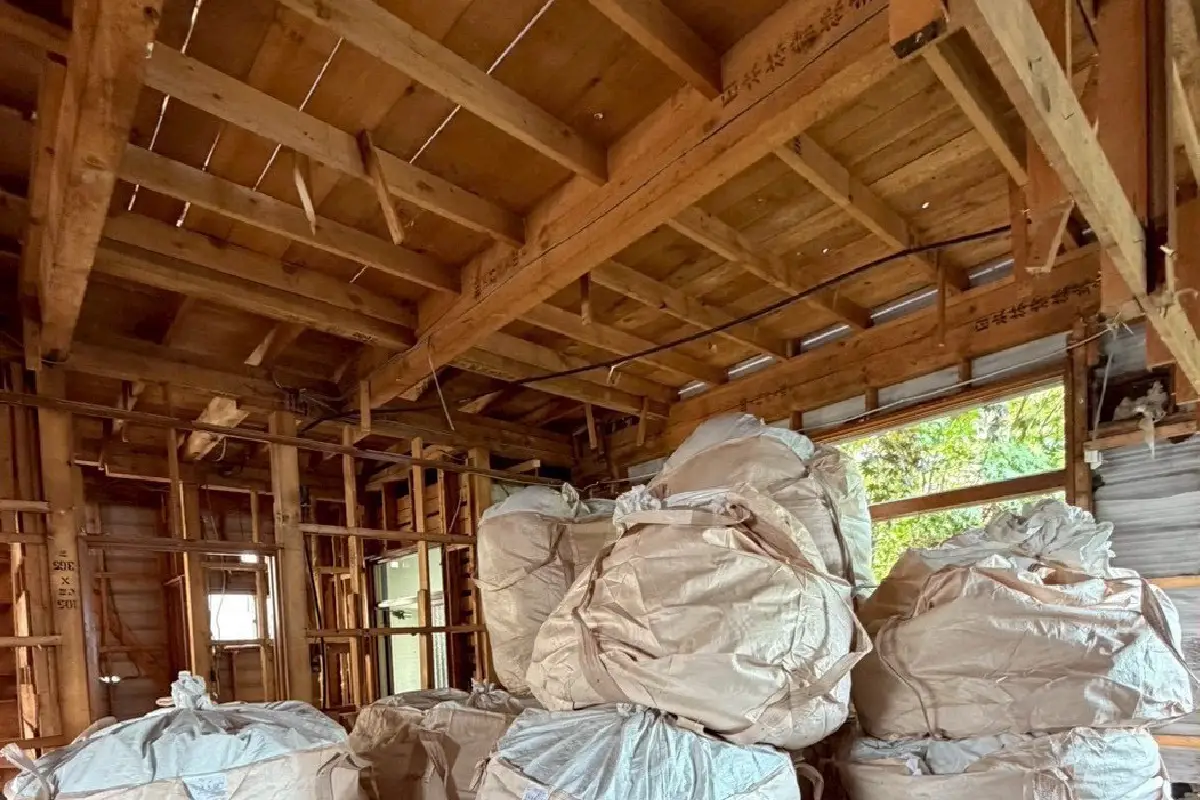 解体中の建物の内部と積みあがった荷物