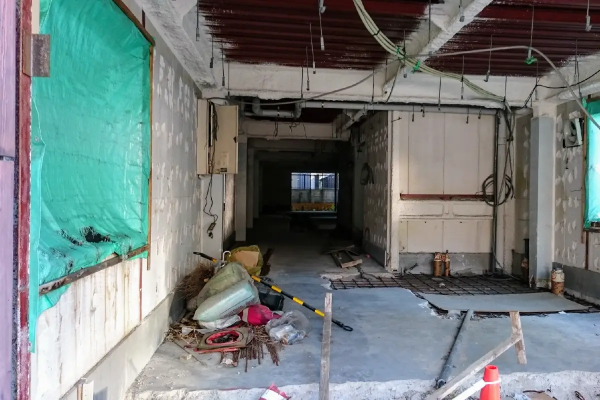 解体中の建物の内部と雑然とした床の様子