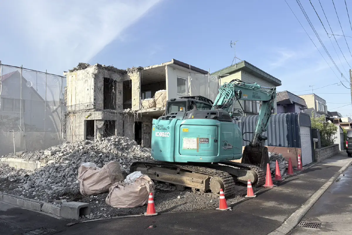 解体現場のショベルカー