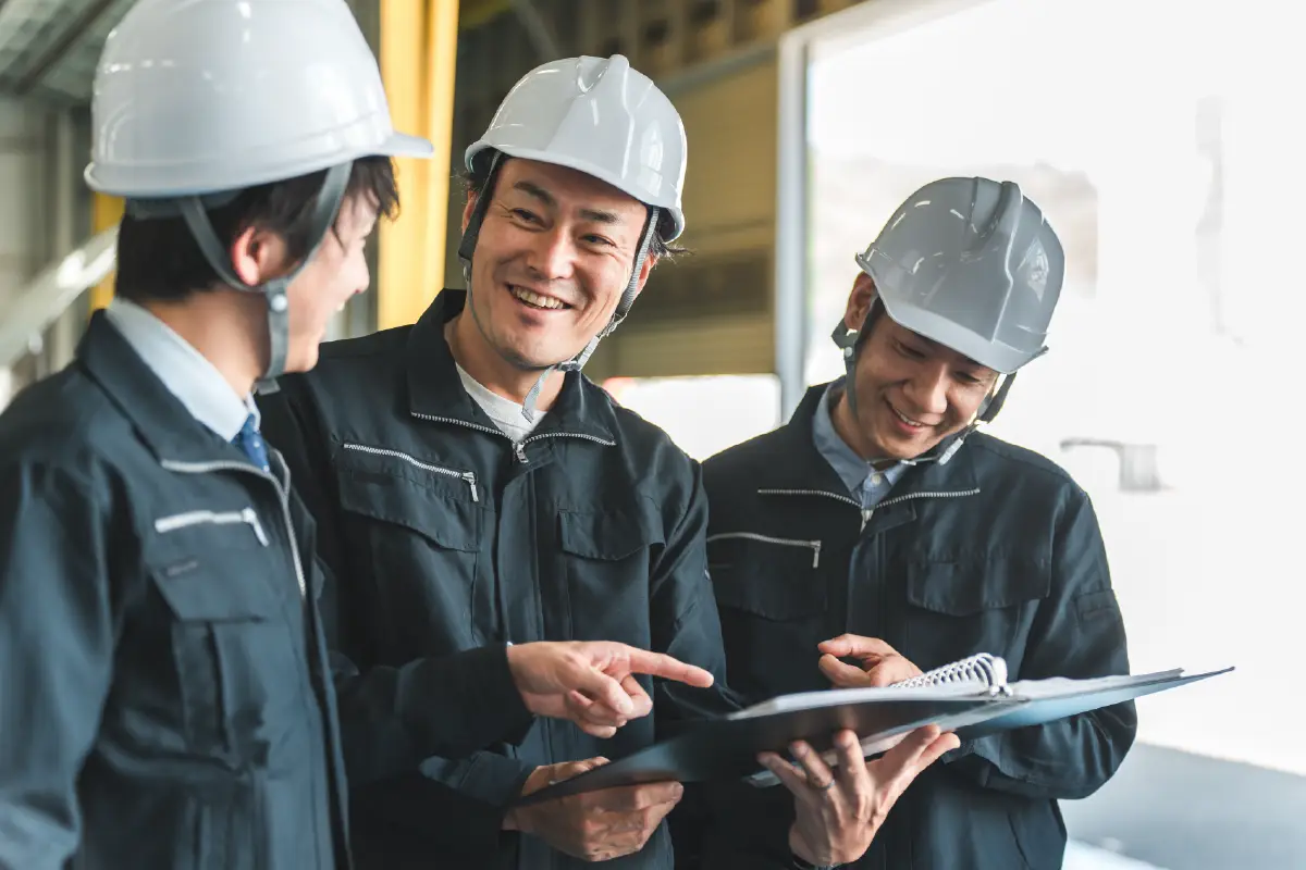 談笑している三人の男性作業員
