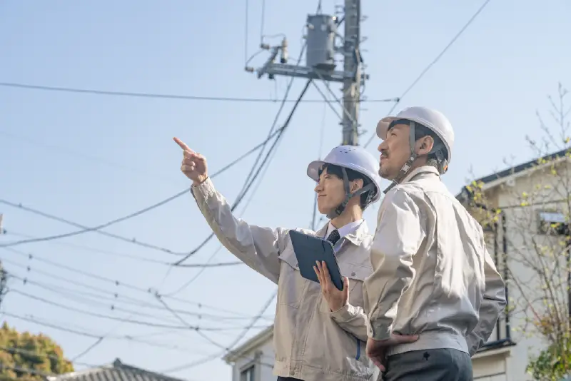 立って並んでいる二人の男性作業員