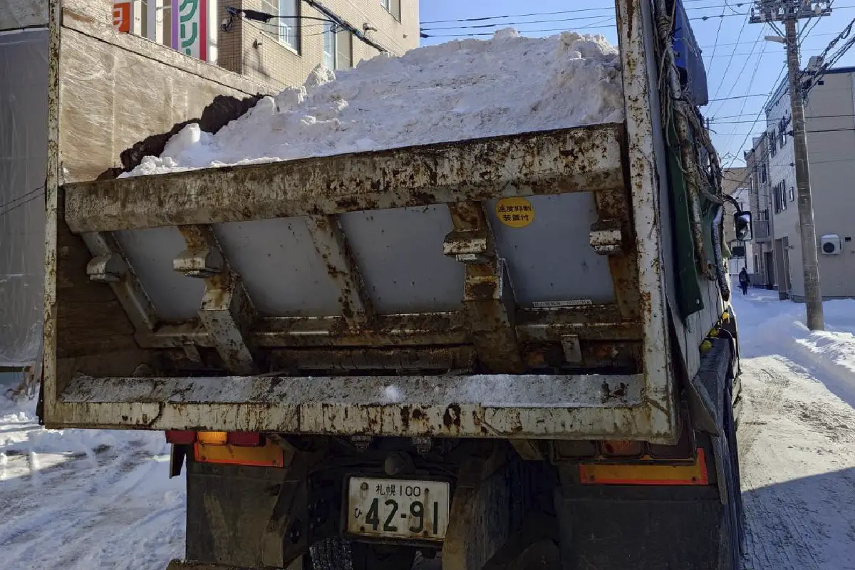 トラックに積まれた大量の雪