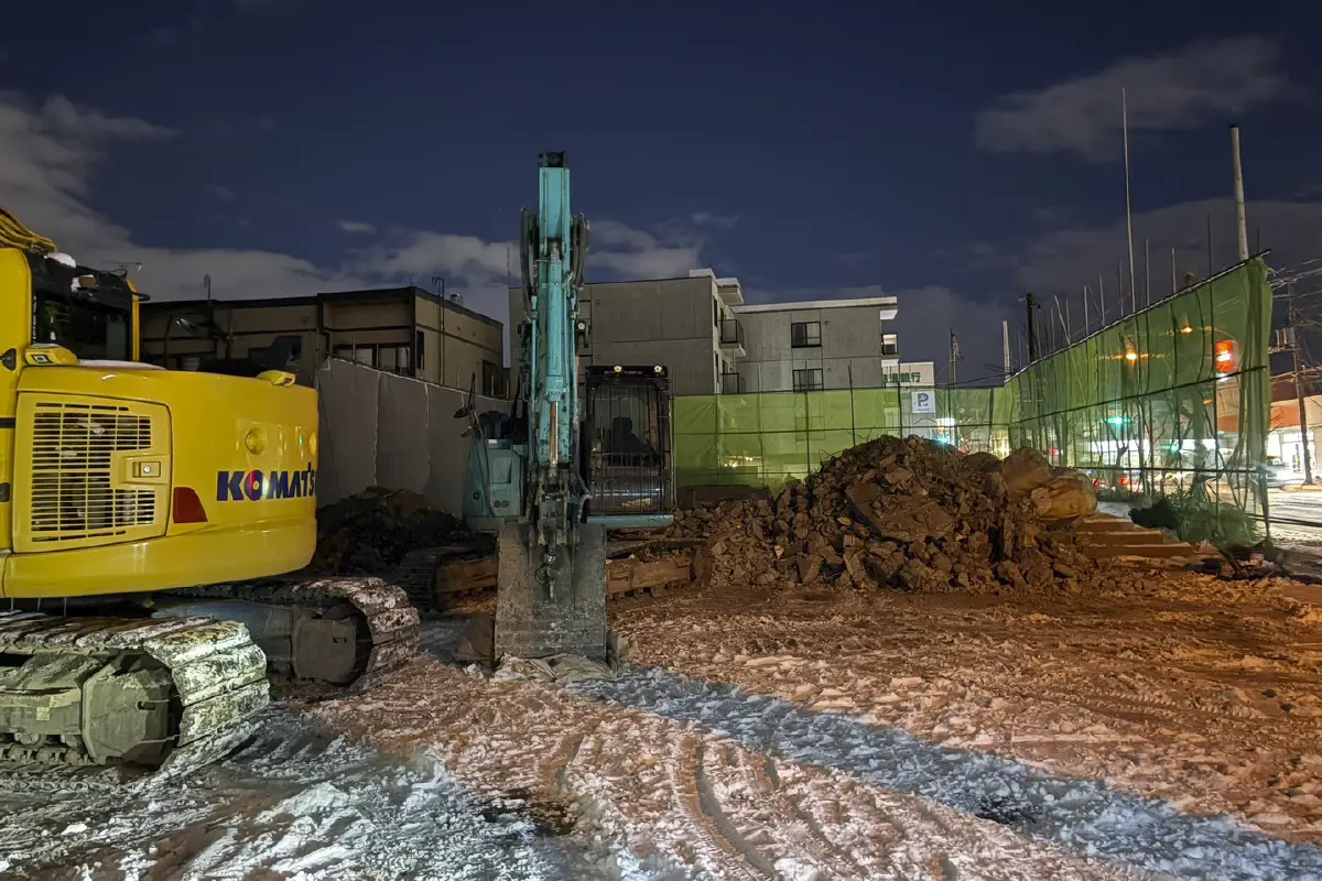 夕暮れ時の除排雪作業の風景