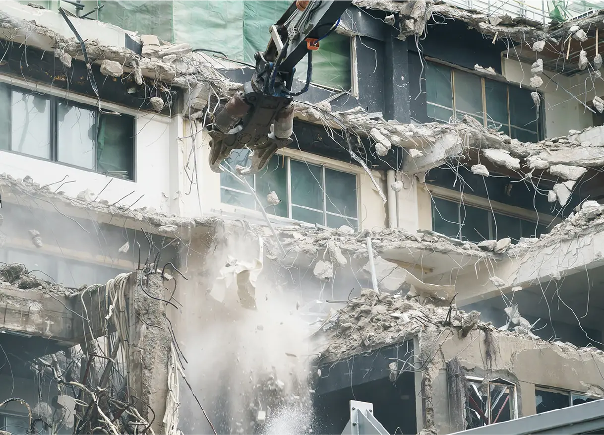 解体中の建物